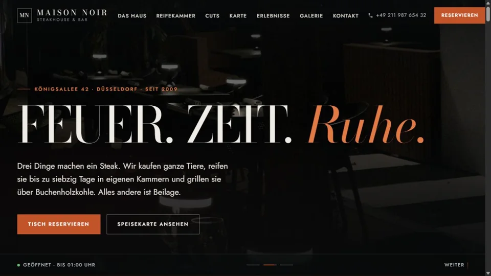 Hero der Restaurant-Website Maison Noir mit dunkler Bildwelt und dem Leitsatz Feuer, Zeit, Ruhe